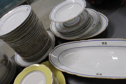 Dans 3 cartons, important lot de porcelaine...