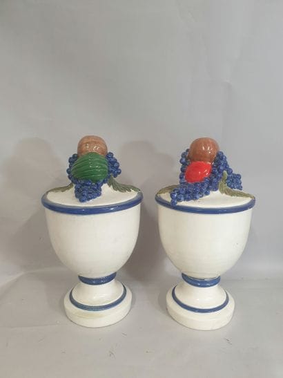 Paire de grandes céramiques imitant des pots...