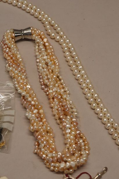 Lot de bijoux fantaisie : médailles , pendentifs,...