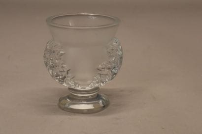 LALIQUE France Vase en cristal moulé partiellement...