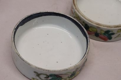 CHINE - Pilulier ou boîte à onguents en porcelaine...