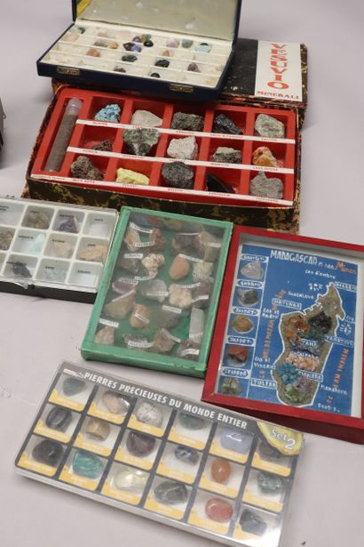 Lot divers : collection de minéraux, figurines...