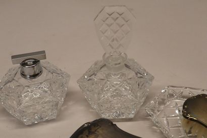 Nécessaire de toilette comprenant : un vaporisateur,...