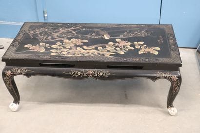 Table basse en bois laqué à décor d'oiseaux...
