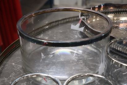 Lot de coupes, saladier et cendriers en verre...