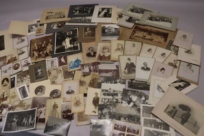 Lot de photos anciennes et un lot de tim...