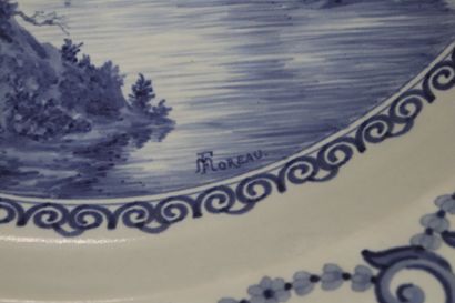 DELFT grand plat en faïence émaillée à décor...
