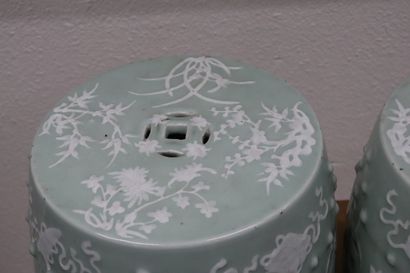 Paire de tabourets en porcelaine émaillée...