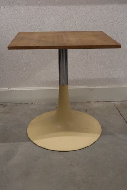Pied de table en métal laqué crême dans le...