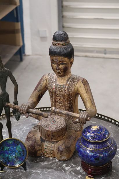 Lot de souvenirs de voyage : joueur de tambour...