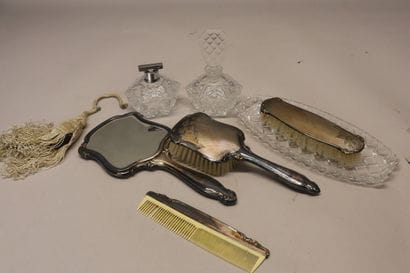 Nécessaire de toilette comprenant : un vaporisateur,...