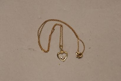 Une chaîne et un pendentif coeur en plaqué...