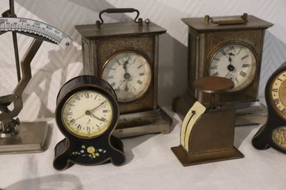 Lot de pendulettes années 50, pèses lettres,...