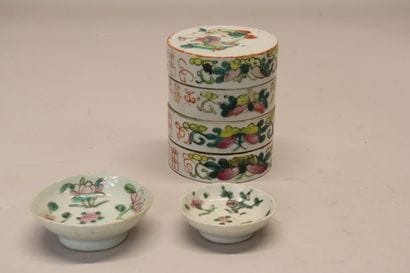 CHINE - Pilulier ou boîte à onguents en porcelaine...