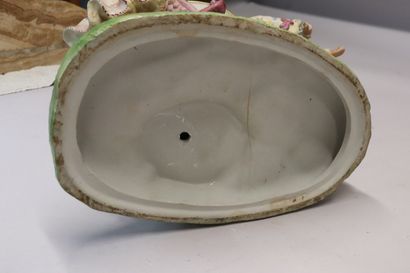 Groupe en porcelaine polychrome formant vase...