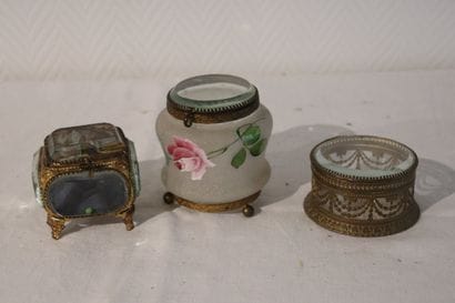 Trois petites boites verres et monture métal...