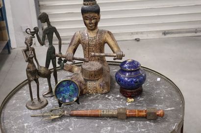 Lot de souvenirs de voyage : joueur de tambour...