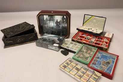 Lot divers : collection de minéraux, figurines...