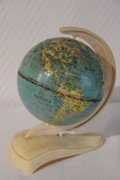 Globe terrestre Mappemonde deux en tole allemande...