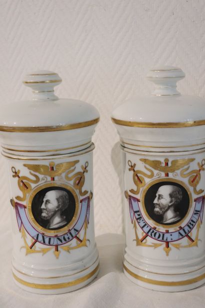 Suite de 6 pots à pharmacie en porcelaine,...