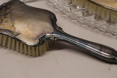 Nécessaire de toilette comprenant : un vaporisateur,...