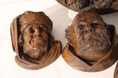 Cadre ovale en bois sculpté de fleurs et...