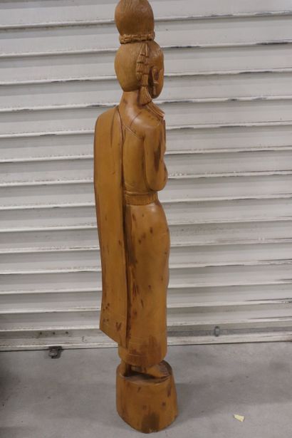 Grand sujet en bois dur sculpté représentant...