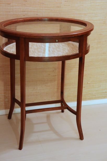 Table de milieu de style Louis XVI formant...