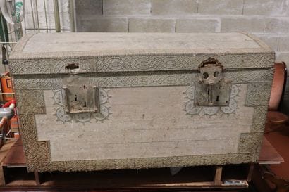 Malle en bois et renforts métalliques, XVIIIème,...