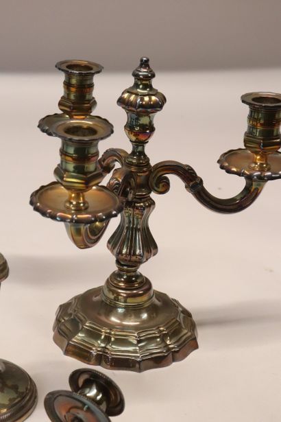 Deux paires de candélabres en métal argenté...