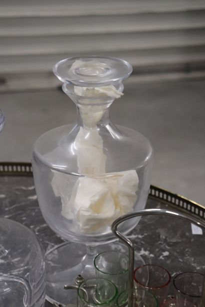 Lot de verrerie : un vase de style Empire,...