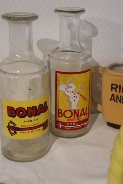 lot de 12 pichets ou autres publicitaires...