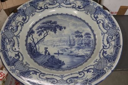 DELFT grand plat en faïence émaillée à décor...