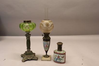 Lampe à pétrole Napoléon III en verre vert...