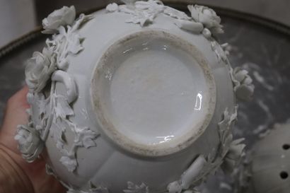 Paire de pots couverts ou brûle parfums en...