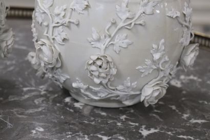 Paire de pots couverts ou brûle parfums en...