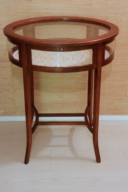 Table de milieu de style Louis XVI formant...