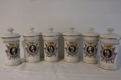 Suite de 6 pots à pharmacie en porcelaine,...