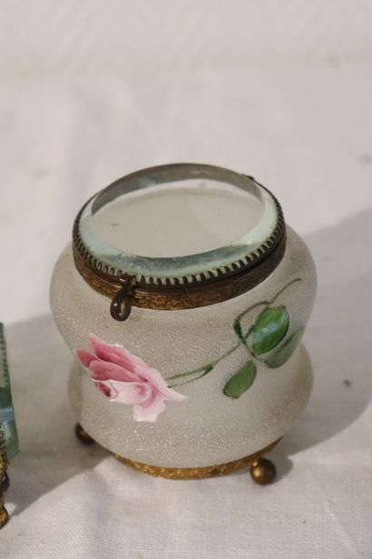 Trois petites boites verres et monture métal...