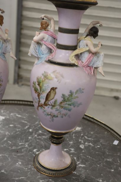 Paire de vases balustre sur piedouche, en...