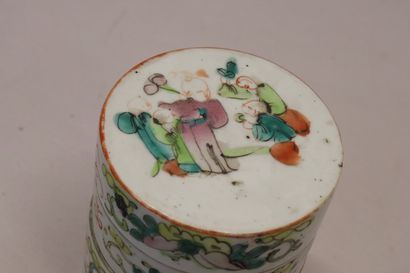 CHINE - Pilulier ou boîte à onguents en porcelaine...