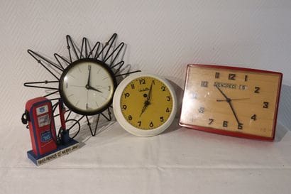Lot 1960 avec pendules murales, dont Vedette,...