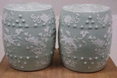 Paire de tabourets en porcelaine émaillée...