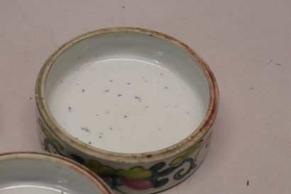 CHINE - Pilulier ou boîte à onguents en porcelaine...