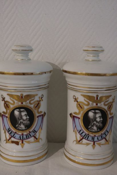 Suite de 6 pots à pharmacie en porcelaine,...