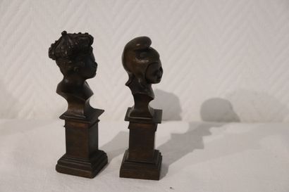 paire de cachets en bronze enfants au bonnet...