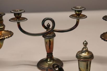 Deux paires de candélabres en métal argenté...