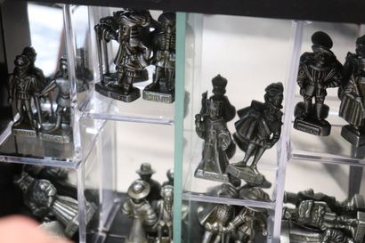 Lot divers : collection de minéraux, figurines...