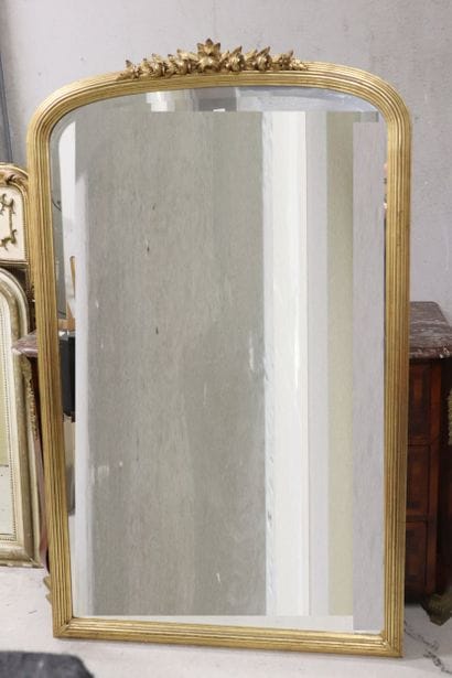 Miroir biseauté art déco en bois doré.