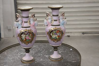 Paire de vases balustre sur piedouche, en...